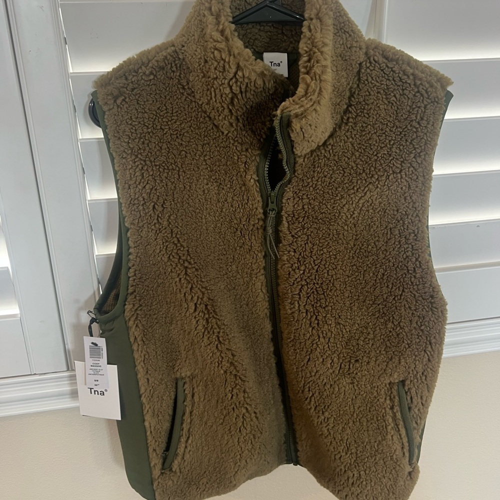 ARITZIA Cody Polar Vest Olive green/ M New with tags
